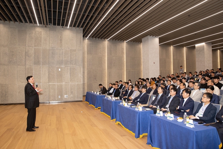 크리스 싱 홀텍 회장의 특별강연에 참석한 현대건설 임직원 및 원자력 유관기관, 산업계, 학계 인사 400여명이 강연을 듣고 있다. 사진ㅣ현대건설
