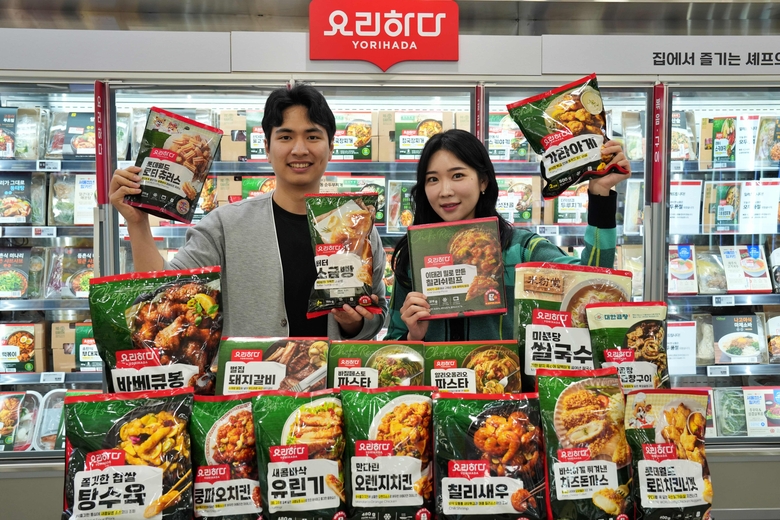 롯데마트 제타플렉스 서울역점에서 모델이 요리하다를 홍보하고 있는 모습. 사진ㅣ롯데쇼핑