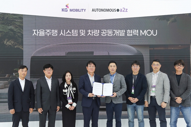 권용일 KG모빌리티 기술연구소장(사진 왼쪽 네번째)과 한지형 오토노머스에이투지 대표(사진 왼쪽 다섯번째) 등 양사 주요 관계자들이 자율주행 시스템 개발 협력을 위한 양해각서를 체결한 이후 사진촬영에 임하고 있다. 사진ㅣKG모빌리티