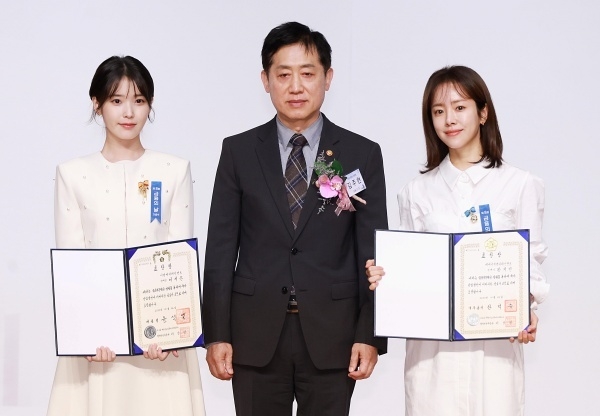 김주현 금융위원장(가운데)이 금융의날 기념식에서 대통령표창을 수상한 가수 아이유, 국무총리 표창을 수상한 배우 한지민과 기념촬영하는 모습. 사진ㅣ금융위원회