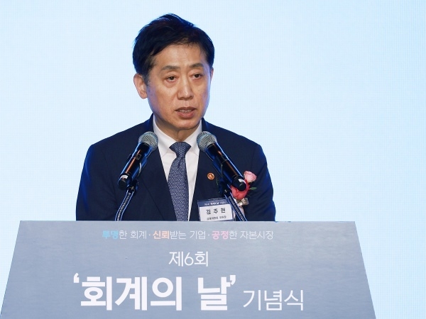김주현 금융위원장이 31일 열린 제6회 회계의날 기념식에서 기념사하는 모습. 사진ㅣ금융위원회