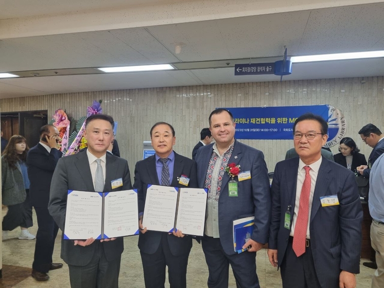 왼쪽부터 박찬하 국보 대표, 전 우크라이나 대사 이양구 회장, 우크라이나 정부 관계자, 김룡영 국보 상임 감사가 기념촬영을 하고 있다. 사진ㅣ국보