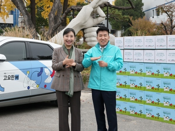 함영주 하나금융그룹 회장(오른쪽)이 김은숙 국립서울농학교장에게 김장김치와 간식을 담은 행복상자를 전달한 뒤 기념촬영하는 모습. 사진ㅣ하나금융그룹