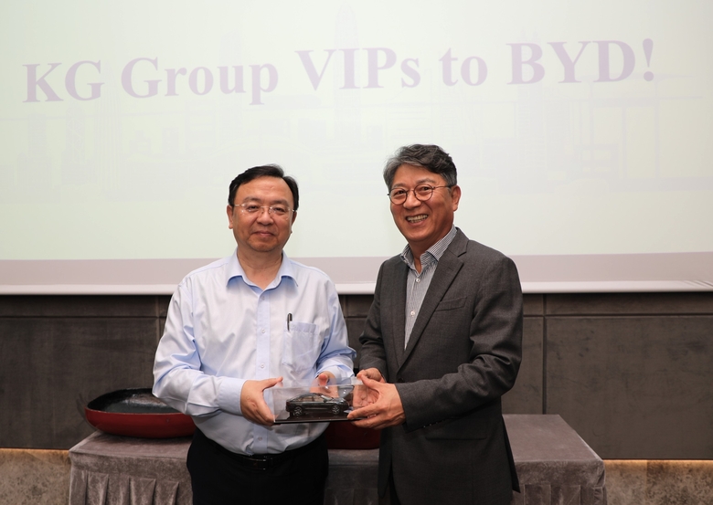 곽재선 KG모빌리티 회장(사진 오른쪽)과 왕찬푸 BYD 회장(사진 왼쪽)이 협약식 이후 사진촬영에 임하고 있다. 사진ㅣKG모빌리티
