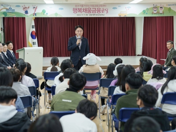 이석용 NH농협은행장이 행복채움금융교실에서 강연하는 모습. 사진ㅣNH농협은행