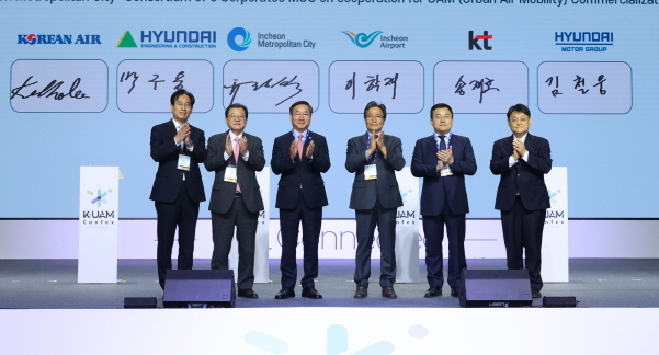 (우측부터) 현대자동차 AAM본부 김철웅 상무, KT 송재호 부사장, 인천국제공항공사 이학재 공사장, 유정복 인천광역시장, 현대건설 박구용 전무, 대한항공 이길호 상무. 사진|현대차그룹