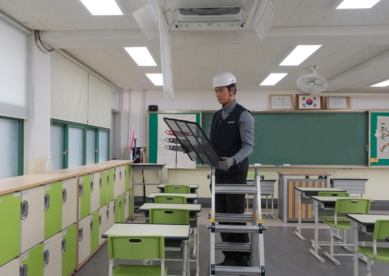 삼성전자서비스 전문 엔지니어가 시스템 에어컨 점검을 실시하고 있다. 사진|삼성전자서비스