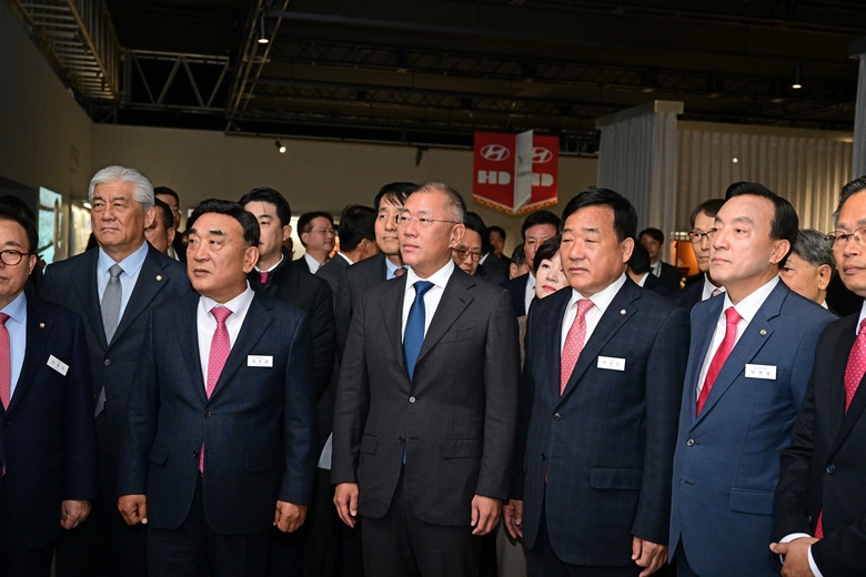 정의선 현대자동차그룹 회장을 비롯해 울산 EV 전용공장 기공식 행사에 참석한 주요 관계자들이 헤리티지 전시를 관람하고 있다. 사진ㅣ현대자동차