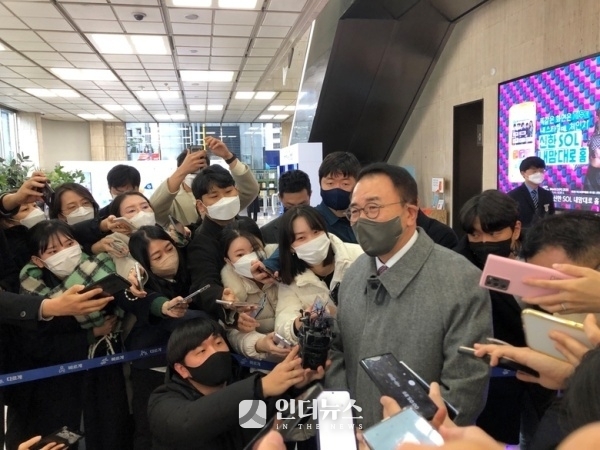 2022년 12월8일 조용병 당시 신한금융지주 회장이 신한금융 차기 대표이사 회장 후보 추천을 위한 회장후보추천위원회 결과가 공개된 뒤 본사 로비에서 취재진 질문에 답하는 모습. 사진ㅣ인더뉴스
