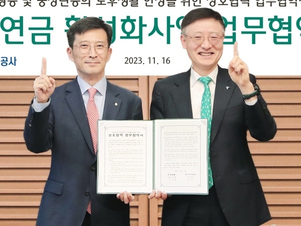 왼쪽부터 최준우 한국주택금융공사 사장, 이승열 하나은행장. 사진ㅣ하나은행