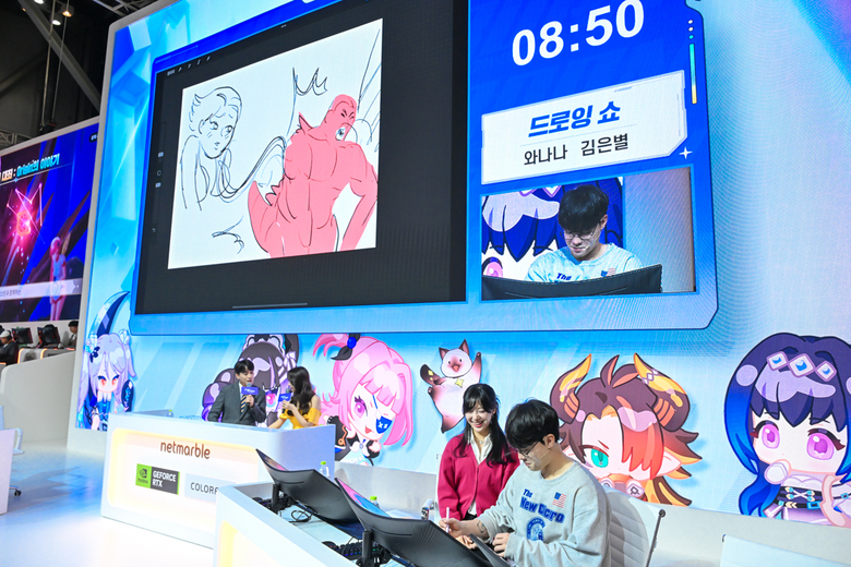 넷마블은 지스타2023 넷마블 부스관에서 웹툰 작가 '와나나'와 드로잉쇼 행사를 진행했다. 사진|넷마블