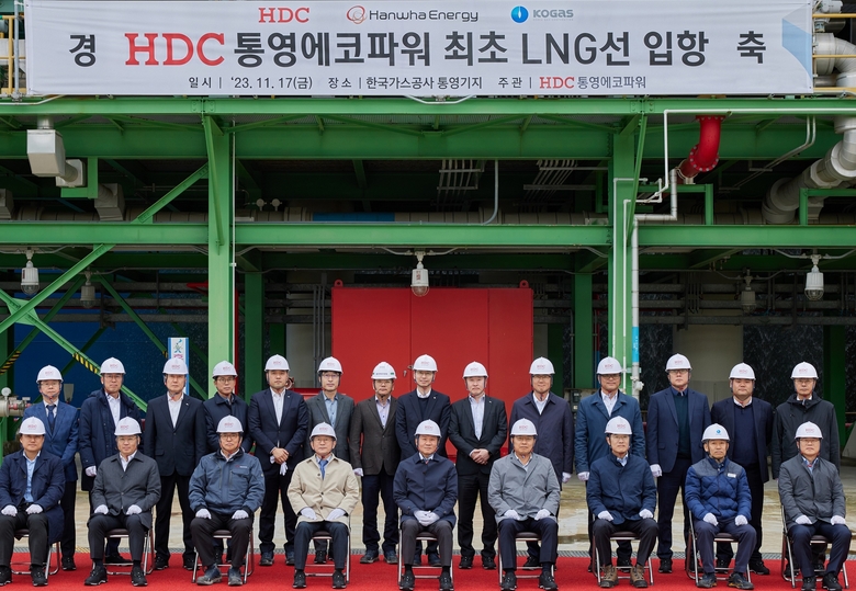 정몽규 HDC그룹 회장(사진 맨 앞줄 왼쪽 다섯번째)을 비롯한 HDC그룹 경영진 및 한화에너지·한화 건설부문 관계자 등 입항식에 참석한 주요 관계자들이 사진촬영에 임하고 있다. 사진ㅣHDC그룹 