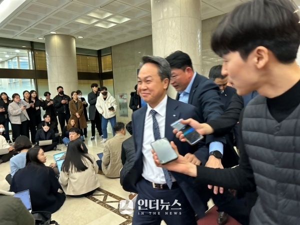 진옥동 신한금융그룹 회장이 20일 금융지주회장단 간담회 직후 은행회관을 나서는 모습. 사진ㅣ인더뉴스