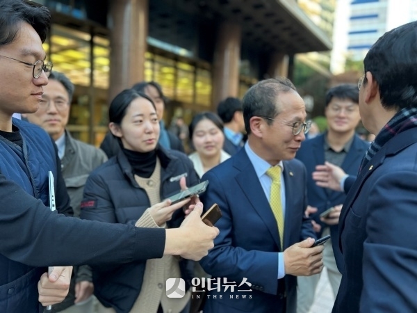 최근 KB금융지주 임시주주총회에서 차기 회장으로 공식 선임된 양종희 KB금융지주 회장이 금융지주회장단 간담회 직후 은행회관을 나서는 모습. 사진ㅣ인더뉴스