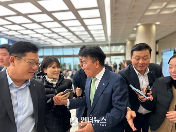 함영주 하나금융그룹 회장이 20일 금융지주회장단 간담회 직후 은행회관을 나서는 모습. 사진ㅣ인더뉴스