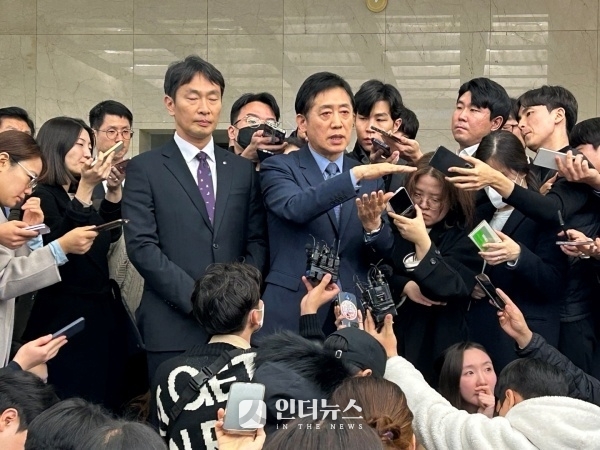 김주현 금융위원장이 20일 오후 명동 은행연합회에서 금융위원장·금감원장-금융지주회장단 간담회 직후 취재진을 만나 질의에 답하는 모습. 왼쪽은 이복현 금융감독원장. 사진ㅣ인더뉴스