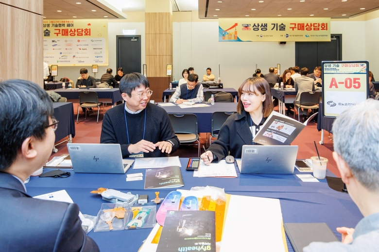 ‘2023 대·중소기업 상생 기술협력 페어’에서 르노코리아 구매본부 상생협력추진팀이 협력업체 관계자들과 만나 상생 기술 구매상담회를 진행하고 있는 모습. 사진ㅣ르노코리아자동차