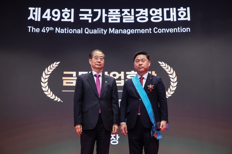 LG전자 류재철 사장이 제 49회 국가품질경영대회서 금탑산업훈장을 수상했다. 왼쪽부터 한덕수 국무총리, 류재철 LG전자 사장. 사진|LG전자