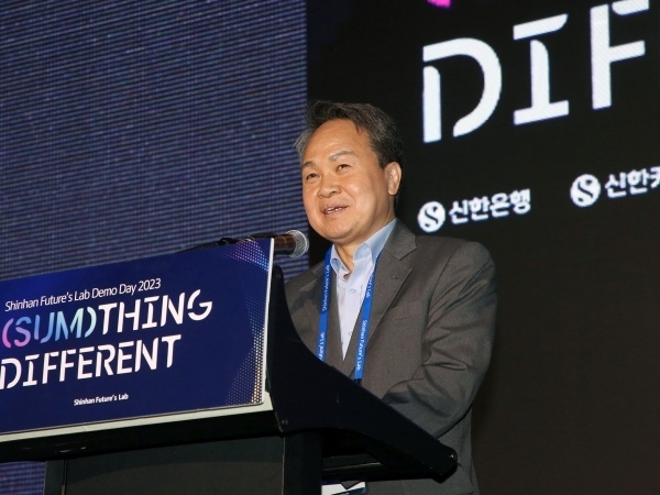 진옥동 신한금융그룹 회장이 '신한 퓨처스랩 데모데이 2023'에서 환영사하는 모습. 사진ㅣ신한금융그룹