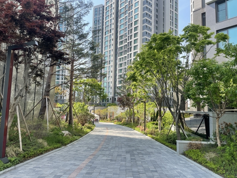 제23회 자연환경대상 시상식서 환경부장관상을 수상한 '송파 롯데캐슬 시그니처' 단지 내 조경. 사진ㅣ롯데건설