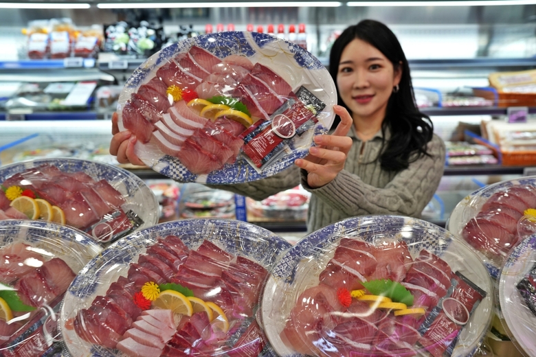서울시 중구 롯데마트 제타플렉스 서울역점에서 양준혁 방어회를 홍보하는 모습. 사진ㅣ롯데쇼핑