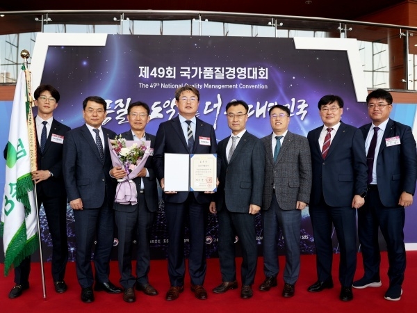 정종표 DB손해보험 대표(왼쪽 네번째)와 임직원들이 제49회 국가품질경영대회 시상식에서 대통령표창 수상후 기념촬영하는 모습. 사진ㅣDB손해보험