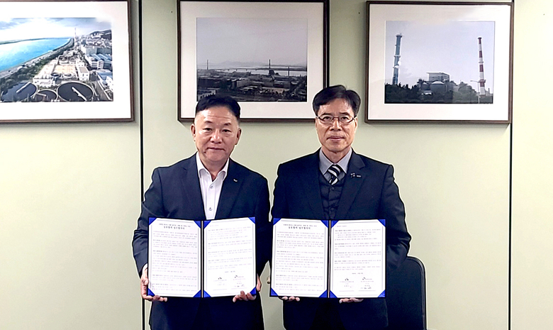 류재영 SK에코엔지니어링 가스&파워사업 담당임원(사진 왼쪽)과 김병수 부산패션칼라산업협동조합 이사장(사진 오른쪽)이 업무협약 체결 이후 사진촬영에 임하고 있다. 사진ㅣSK에코엔지니어링