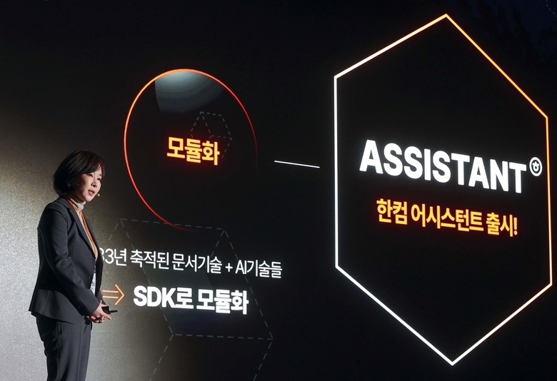 한글과컴퓨터가 AI 문서 작성 도구 '한컴 어시스턴트' 출시한다고 밝혔다. 김연수 한컴 대표이사가 사업 전략 발표회를 진행하고 있는 모습. 사진|한글과컴퓨터