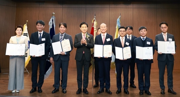 김주현 금융위원장이 28일 제17회 자금세탁방지의 날 기념식에서 자금세탁방지에 기여한 공로로 포상을 받은 수상자들과 기념촬영하는 모습. 사진ㅣ금융위원회
