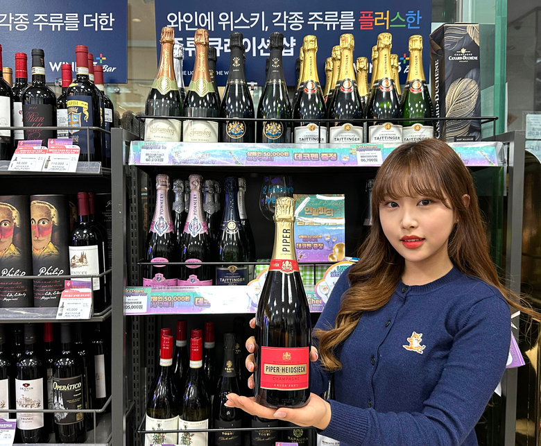 GS25에서 모델이 떼땅져프렐류드 샴페인을 들고 있는 모습. 사진ㅣGS리테일