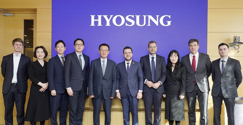 손현식 효성티앤에스 대표(왼쪽 다섯번째), 페레 아라고네스 스페인 카탈루냐 주지사(오른쪽 다섯번째) 등 양측 관계자들이 사진촬영에 임하고 있다. 사진ㅣ효성티앤에스
