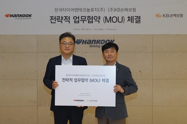 왼쪽부터 박종호 한국타이어 한국사업본부장, 박영식 KB손해보험 다이렉트본부장(전무). 사진ㅣKB손해보험