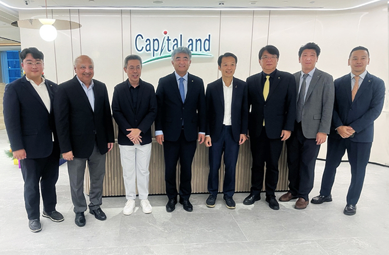 정원주 대우건설 회장(왼쪽 네번째)과 대우건설 주요 관계자들이 캐피탈랜드서 리치쿤 CEO(왼쪽 다섯번째) 등 캐피탈랜드 주요 관계자들과 사진촬영에 임하고 있다. 사진ㅣ대우건설