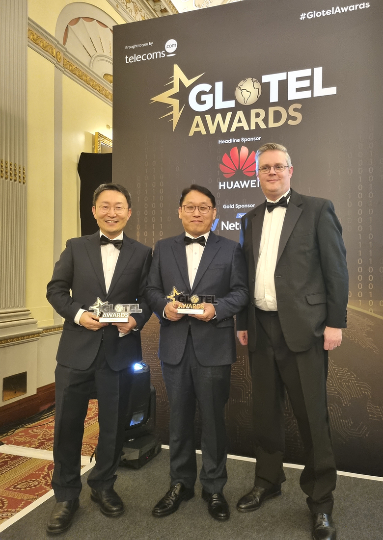  KT가 글로벌 텔레콤 어워드 2023서 5G 미래 비전, 올해의 5G 특화망 프로젝트 부문에서 수상했다. 왼쪽부터 KT 공공안전망운영센터 조준호 센터장, KT 보안관제센터 서원철 센터장, Telecoms.com의 Scott Bicheno Editorial Director. 사진|KT