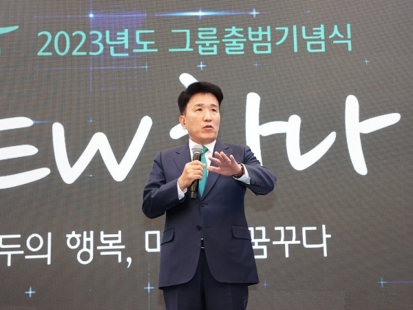 함영주 하나금융그룹 회장이 그룹 출범 18주년 기념식에서 임직원과 소통하는 모습. 사진ㅣ하나금융그룹