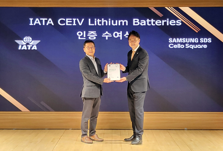 삼성SDS는 국제항공운송협회로부터 CEIV 리튬 배터리 한공운송 인증 자격을 취득했다. 왼쪽부터 삼성SDS 오구일 물류사업부장(부사장), IATA 김백재 한국지사장. 사진|삼성SDS