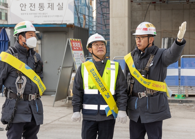 김회언 HDC현대산업개발 대표이사(사진 가운데)가 성남산단재생 복합지식산업센터 현장서 특별안전 점검을 진행하고 있다. 사진ㅣHDC현대산업개발