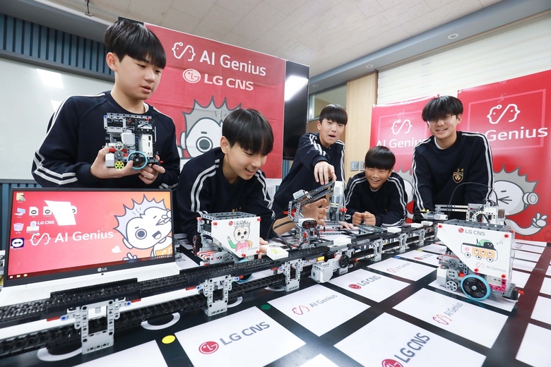 LG CNS가 충청북도 충주 지역 중학생을 대상으로 DX 사회공헌 프로그램 'AI 지니어스'를 실시했다. 사진|LG CNS