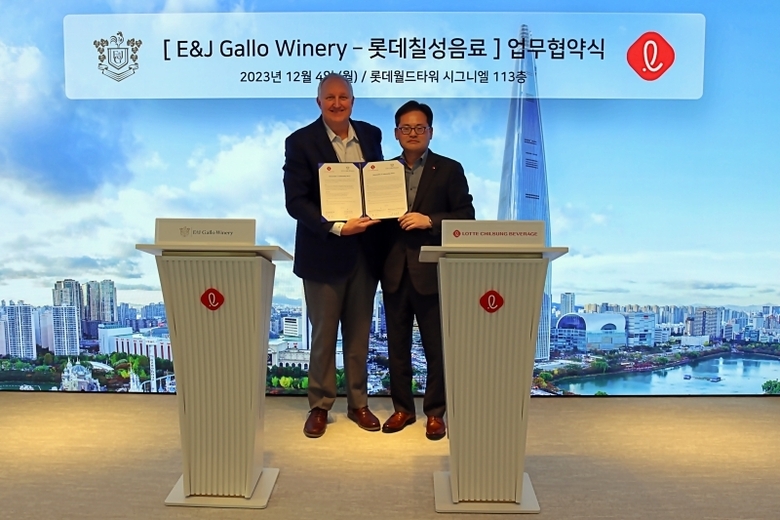 4일 잠실 롯데월드타워에서 열린 협약식에 참석한 박윤기 롯데칠성음료 대표이사, 빌 로버츠 E. & J. GALLO 부회장 모습.