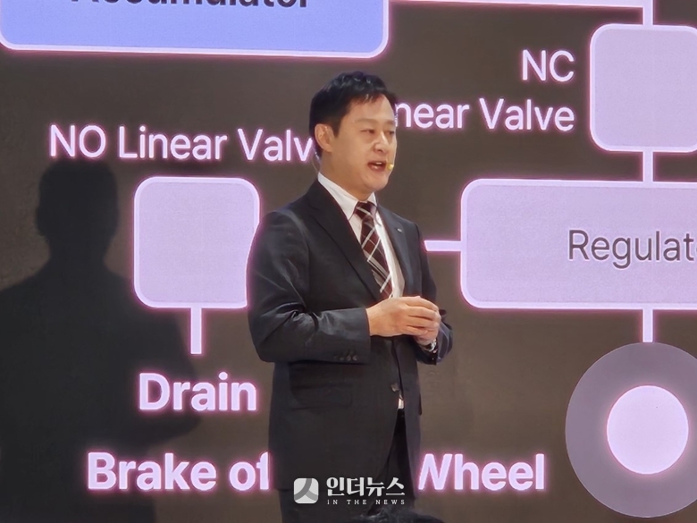 오야 사토키 토요타 부수석 엔지니어가 5세대 프리우스 개발방향에 대해 설명하고 있다. 사진ㅣ홍승표 기자