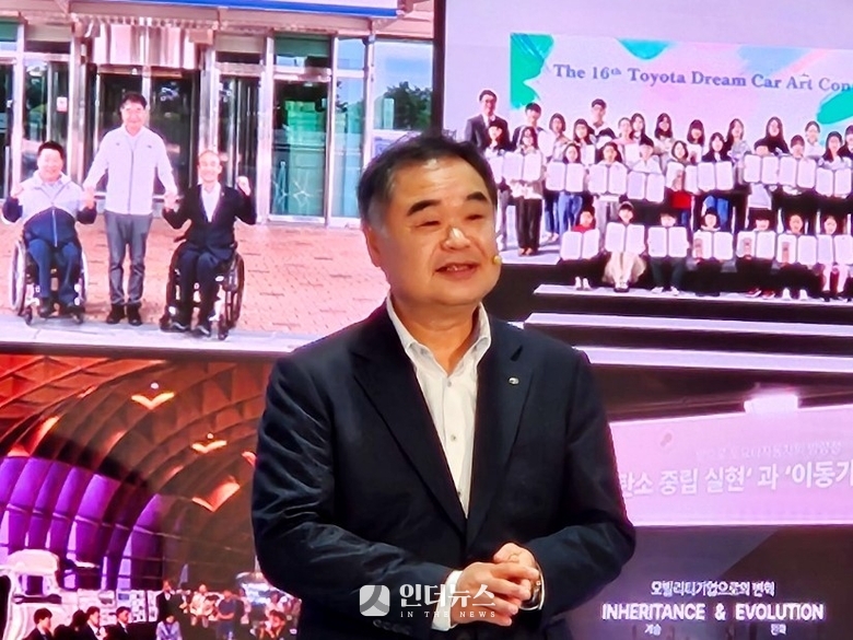 콘야마 마나부 토요타코리아 사장이 5세대 프리우스 미디어 컨퍼런스서 인사말을 진행하고 있다. 사진ㅣ홍승표 기자