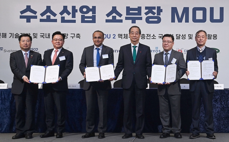 박경일 SK에코플랜트 사장(왼쪽 두번째), 라비 프래셔 블룸에너지 최고기술경영자(왼쪽 세번째), 박기철 티앤이코리아 대표(오른쪽 두번째), 김인응 아모센스 대표(오른쪽 첫번째) 등 MOU 체결 기업 대표와 한덕수 국무총리(왼쪽 네번째), 강경성 산업통상자원부 제2차관(왼쪽 첫번째)이 협약식에서 사진촬영에 임하고 있다. 사진ㅣSK에코플랜트