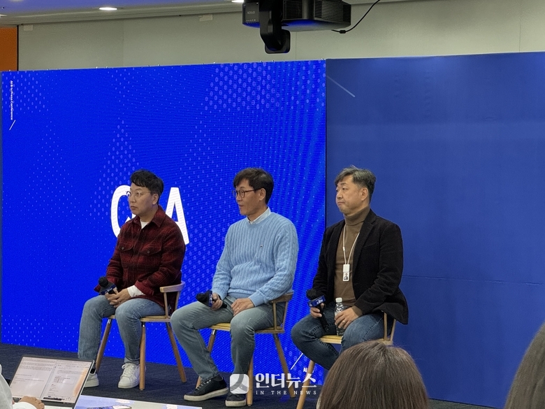 SK브로드밴드 임직원이 질의응답을 진행하고 있다. 왼쪽부터 왼쪽부터 김혁 미디어CO 담당, 김성수 Customer사업부장, 이상범 미디어Tech 담당. 사진|인더뉴스