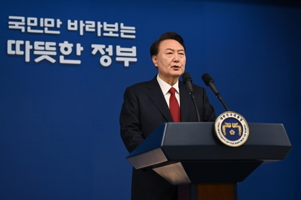 윤석열 대통령이 2024년 갑진년 새해 첫 날인 1일 용산 대통령실 청사에서 신년사를 발표하고 있다. 사진|대통령실
