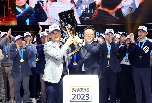 지난 6일 열린 '2023년 종합업적평가대회'에서 정상혁 신한은행장(오른쪽)과 이병식 양재커뮤니티장(왼쪽)이 챔피언 트로피를 들어올리는 모습. 사진ㅣ신한은행