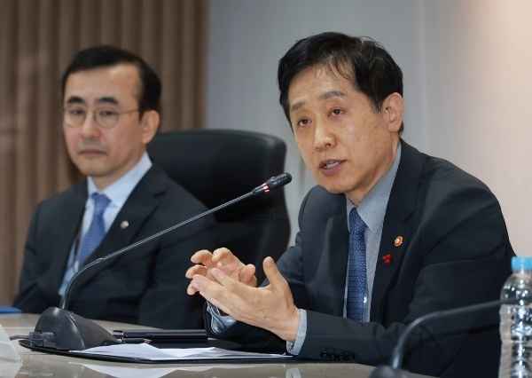 김주현 금융위원장이 8일 금융결제원 분당센터 통합관제실에서 온라인·원스톱 대환대출 인프라 주택담보대출 갈아타기 서비스 준비상황 점검회의를 주재하는 모습. 사진ㅣ금융위원회