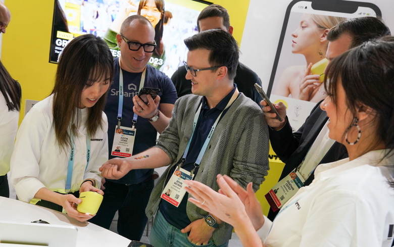 CES 2024 임프린투 부스에서 임프린투를 활용해 자신의 팔뚝에 타투를 새긴 외국인 관람객. 사진ㅣLG생활건강