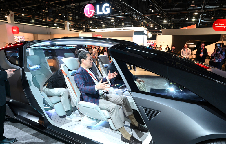조주완 LG전자 사장이 CES2024 전시장에서 미래 모빌리티 콘셉트 '알파블'을 시연하고 있다. 사진|LG전자 