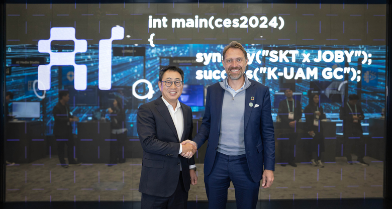 유영상 SKT 사장(왼쪽)이 CES2024 현장에서 조벤 비버트 조비 CEO(오른쪽)와 만나 글로벌 UAM 시장 선도 방안을 협의했다. 사진|SK텔레콤