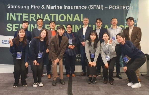 삼성화재와 포스텍이 공동주관한 국제학술세미나에서 참가자들이 기념촬영하는 모습. 사진ㅣ삼성화재